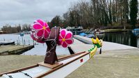 Drachenboot mit Ballons und Kopf